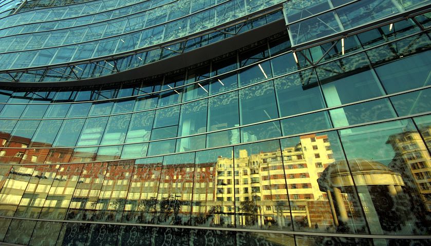 Qué ver y hacer en Bilbao: 15 cosas que no te puedes perder - Worldpackers - Museo Guggenheim fachada del edificio con vidrios