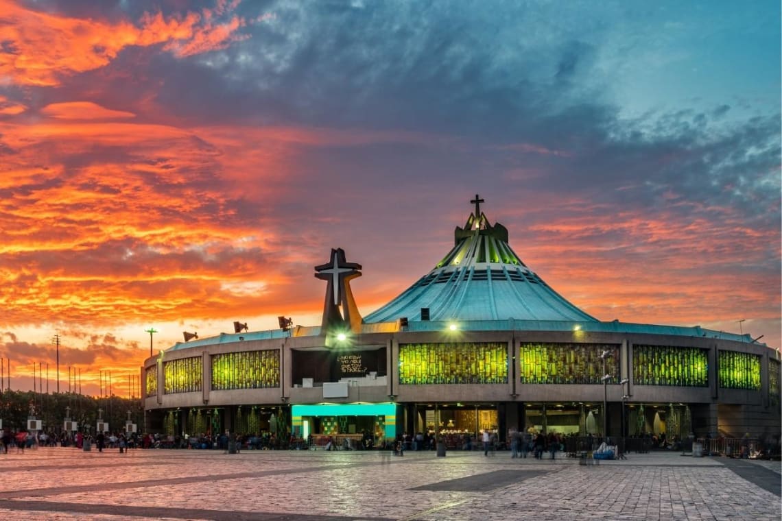 Nueva Basílica de Santa María de Guadalupe al atardecer