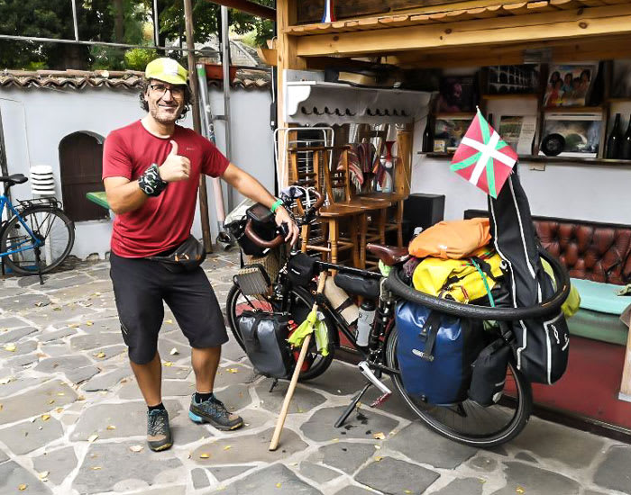 Con mi bicicleta en el patio del hostel de Bulgaria