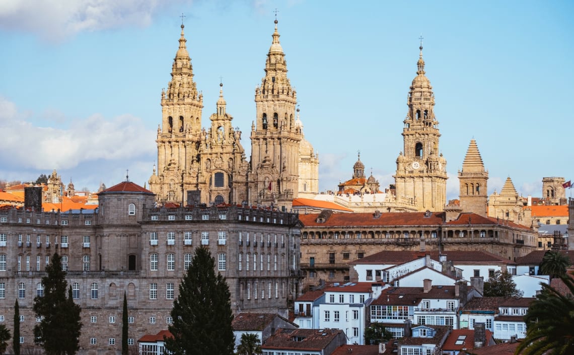 Catedral de Santiago a la vista detrás de edificios, en Galicia, España