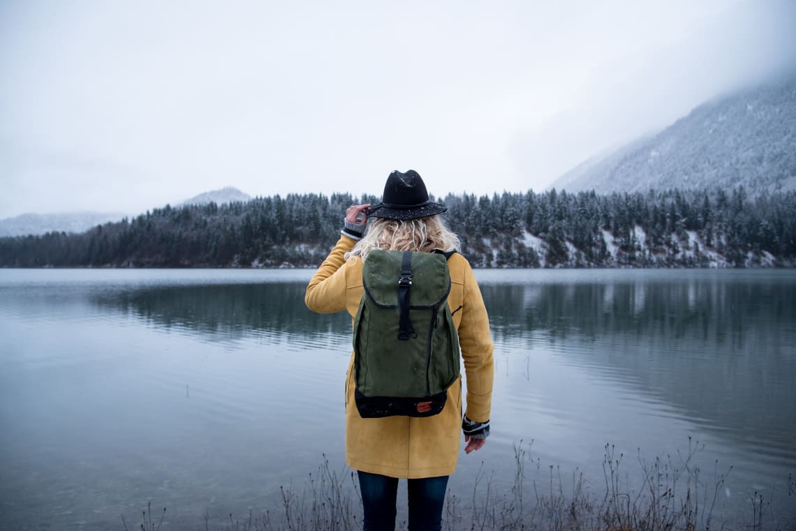 Solo traveller in front of a lake