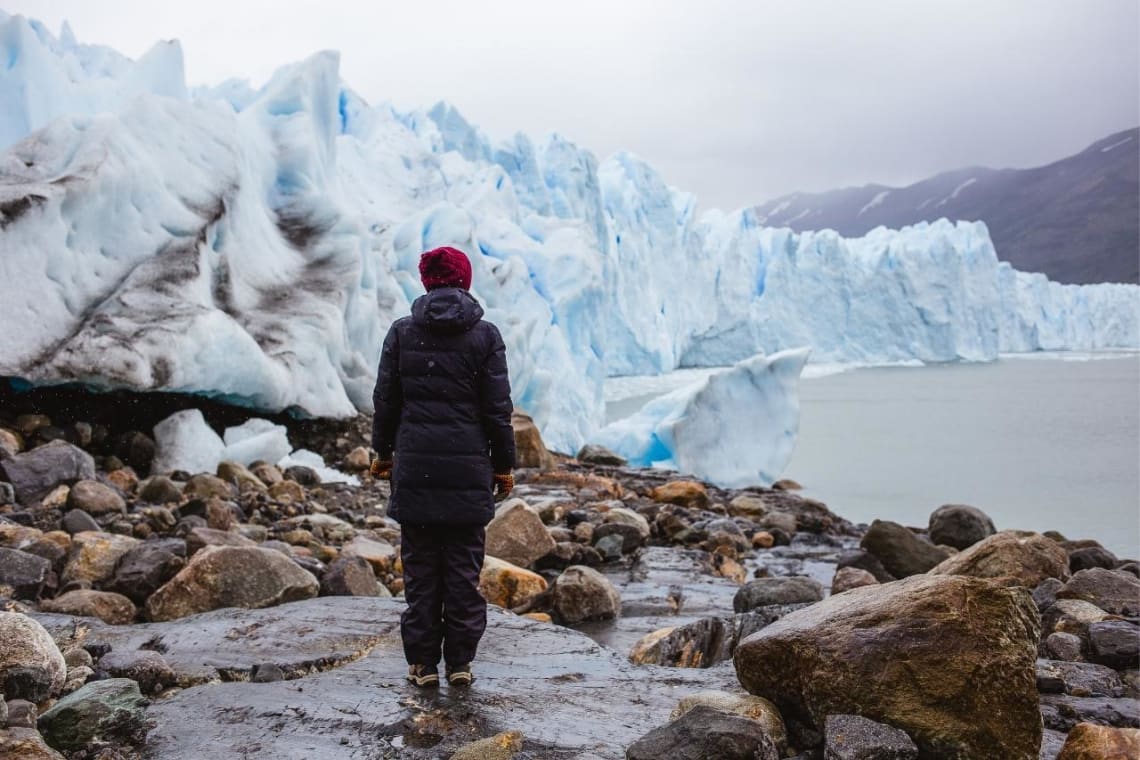 vivir en Argentina: chica apreciando el Glaciar Perito Moreno desde cerca