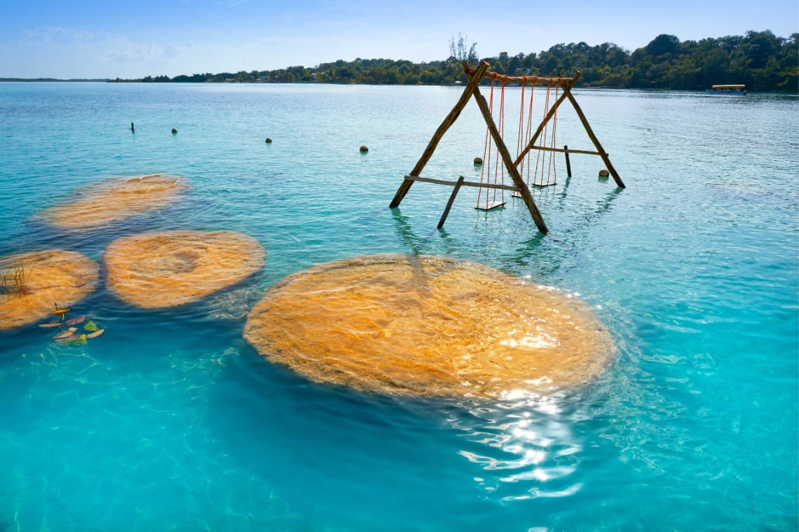 Estromatolitos y hamaca en la laguna de Bacalar