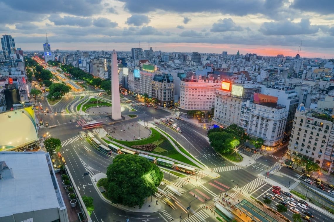 Vista del obelisco y Avenida 9 de Julio en Buenos Aires