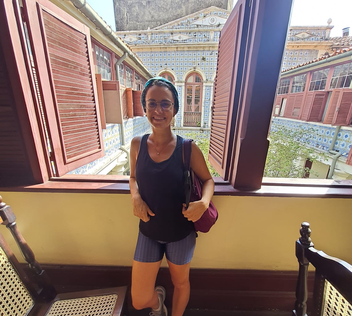 turista posa para foto em belém do pará