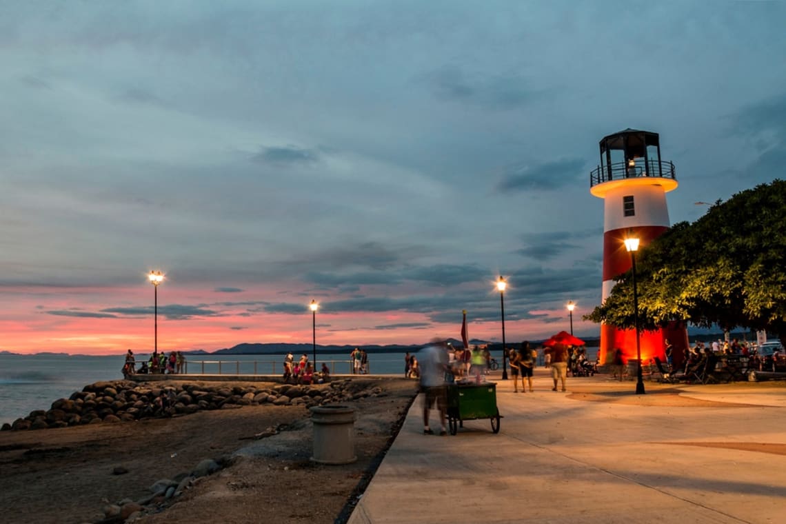 Gente caminando por el Paseo de los Turistas al atardecer