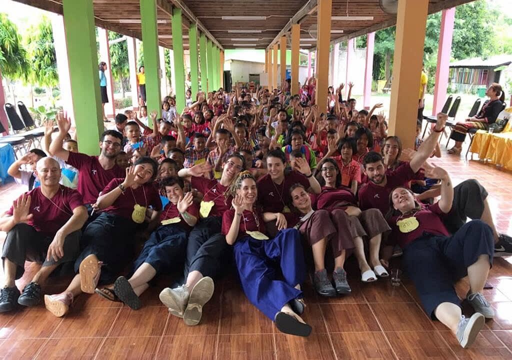 Volunteers and big group of students posing for the picture in a school in Thailand