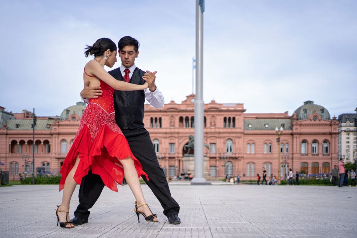 Pareja bailando tango en Plaza de Mayo, Buenos Aires