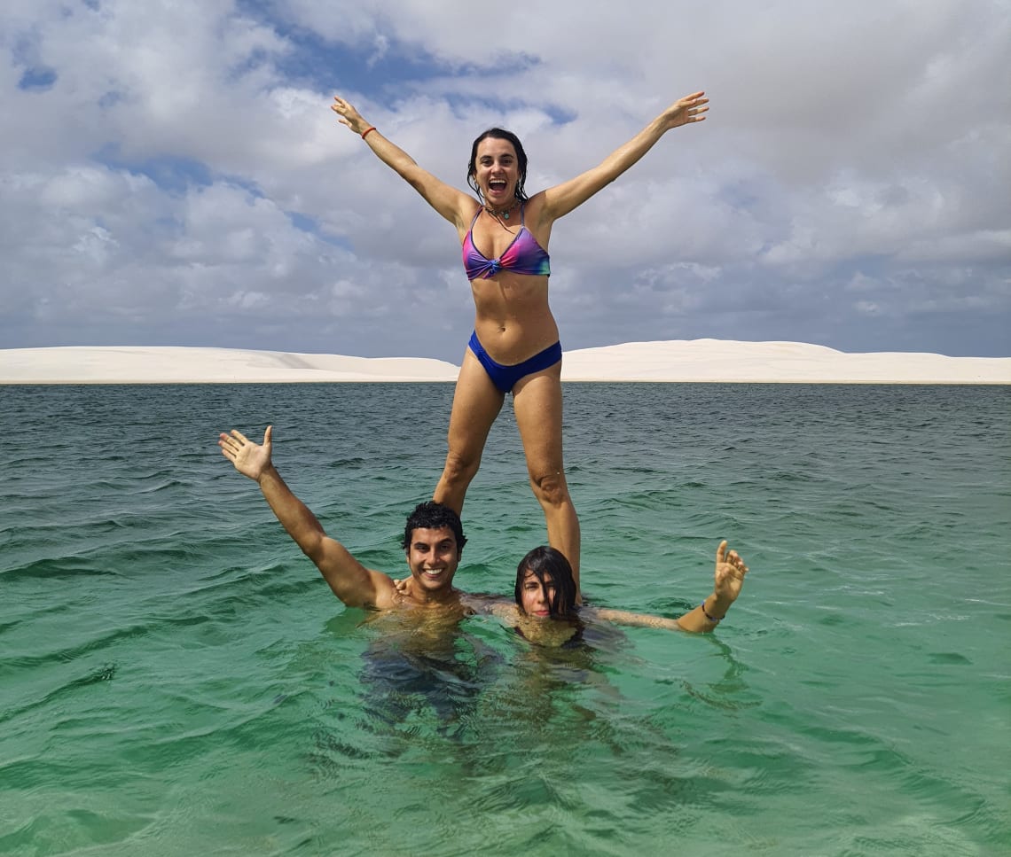 amigos posam para foto numa lagoa nos lençóis maranhenses