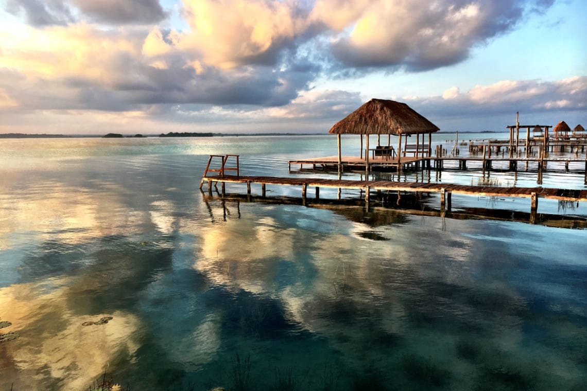 Muelles de madera en la laguna de Bacalar