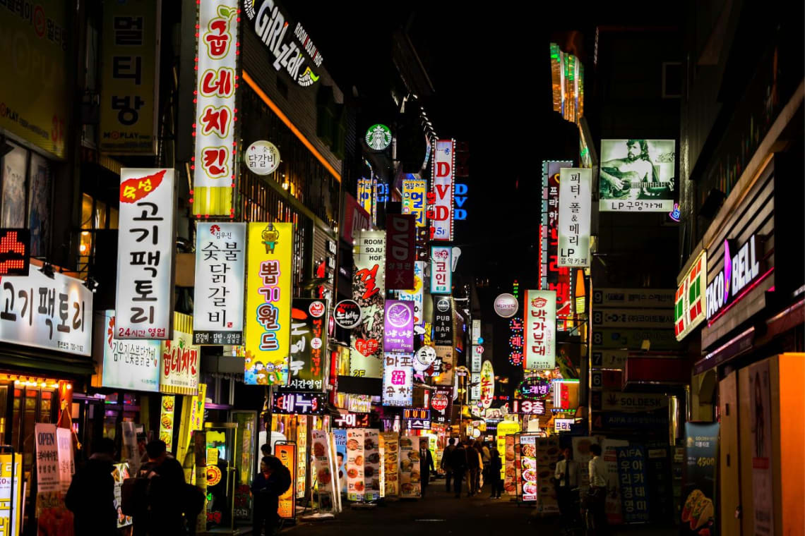 Calle de Seúl, Corea del Sur, por la noche con luces de neón