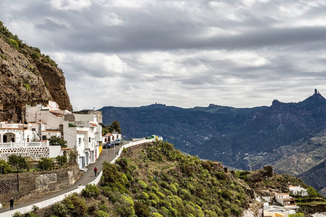 Pequeño pueblo Artenara con montaña de fondo