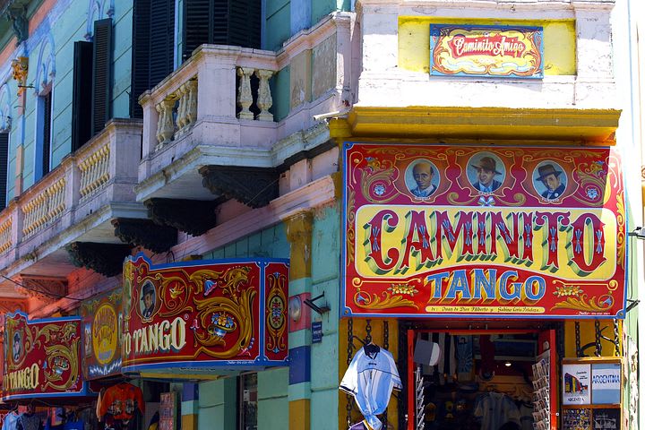 Viajar por Sudamérica solo: todo lo que debes saber - Worldpackers - fachada de tienda en el Caminito en Buenos Aires