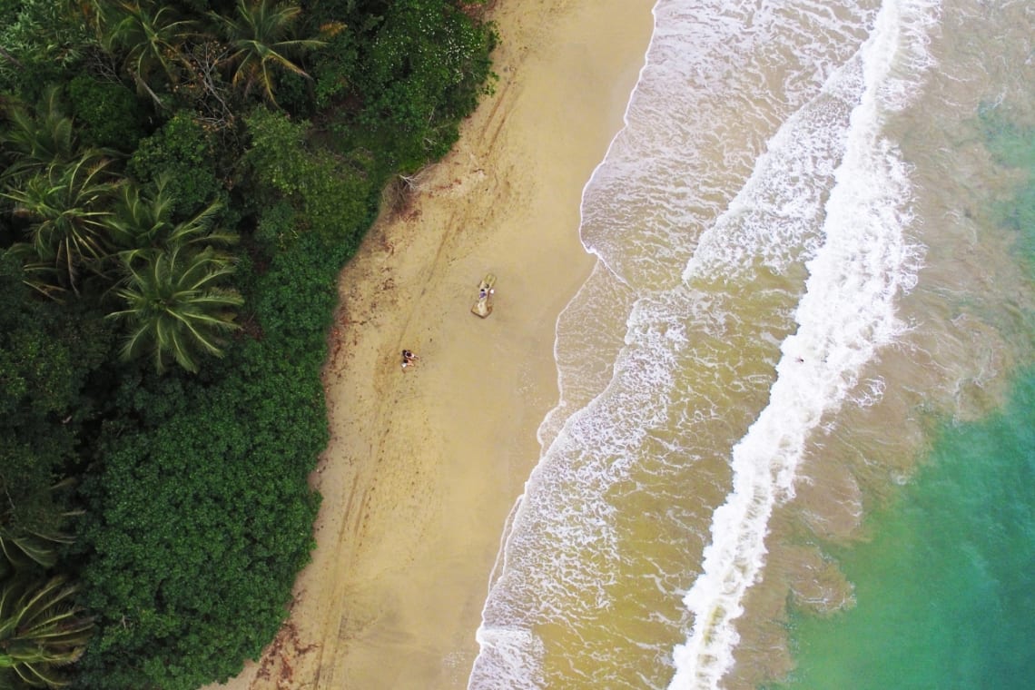 Vista aérea de una playa de Costa Rica con selva