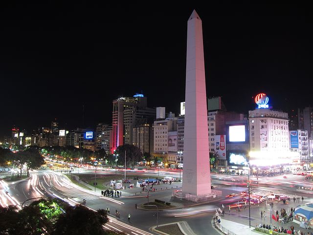 10 cosas que hacer en Buenos Aires con poco dinero - Worldpackers - El Obelisco de noche 