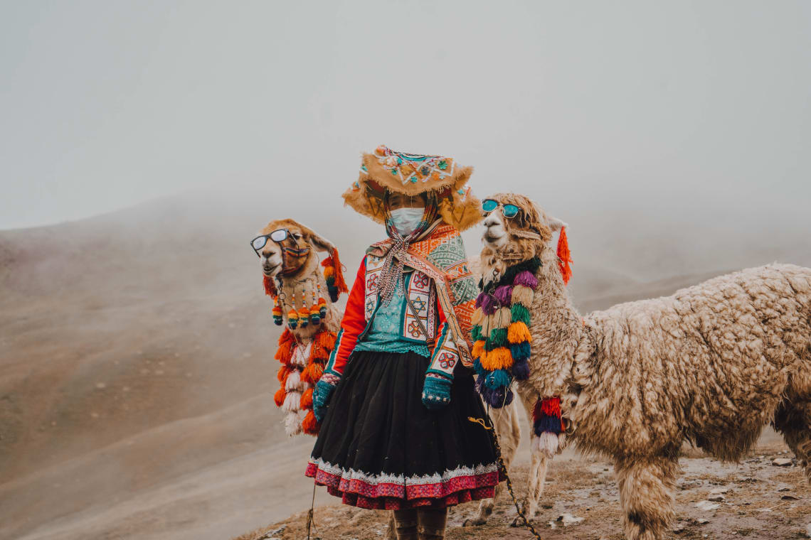 Montanhas Coloridas, Peru: mulher vestida de trajes típicos&nbsp;