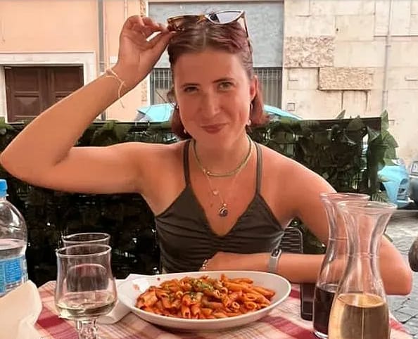 Eating vegan in Italy: enjoying my dish of pasta al pomodoro