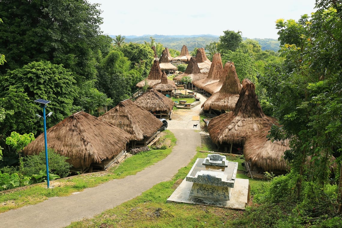 Qué ver en Indonesia: casas tradicionales en una tranquila calle de Sumba