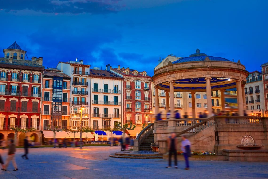 Plaza de Pamplona por la noche con gente paseando