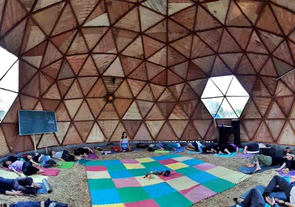 Grupo de personas en sesión de meditación dentro de un domo