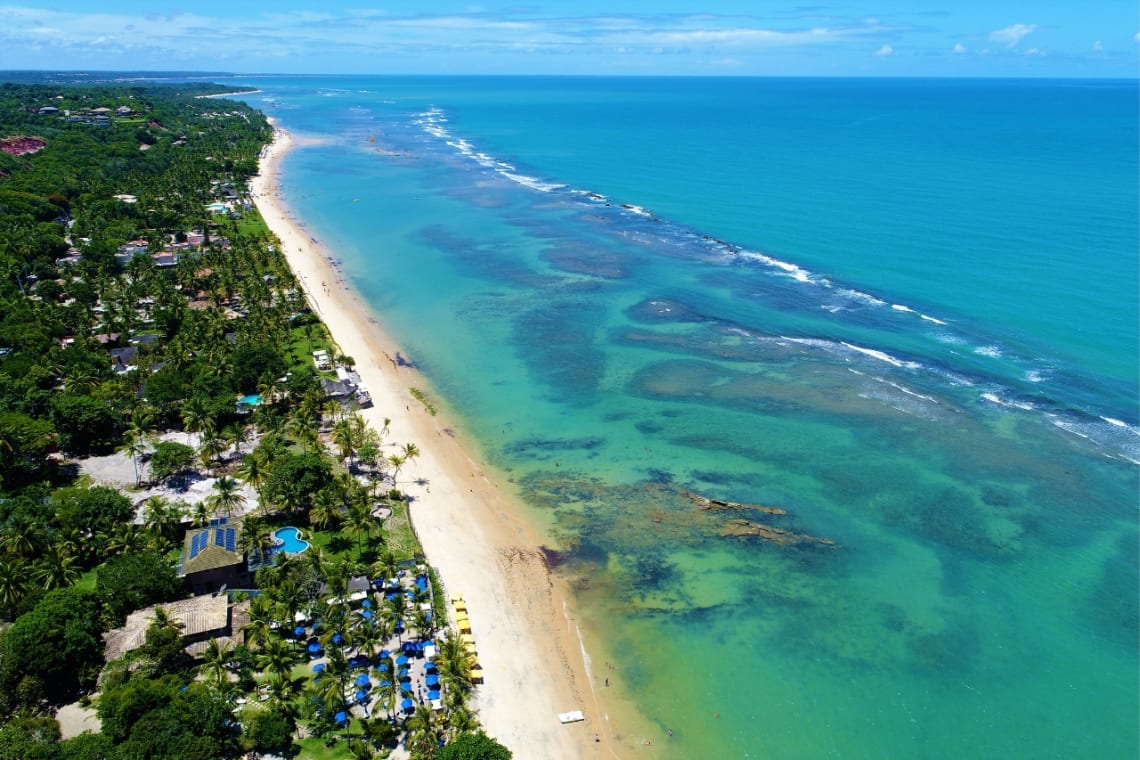 Vista aérea de la costa de Arraial d'Ajuda. Bahía, Brasil