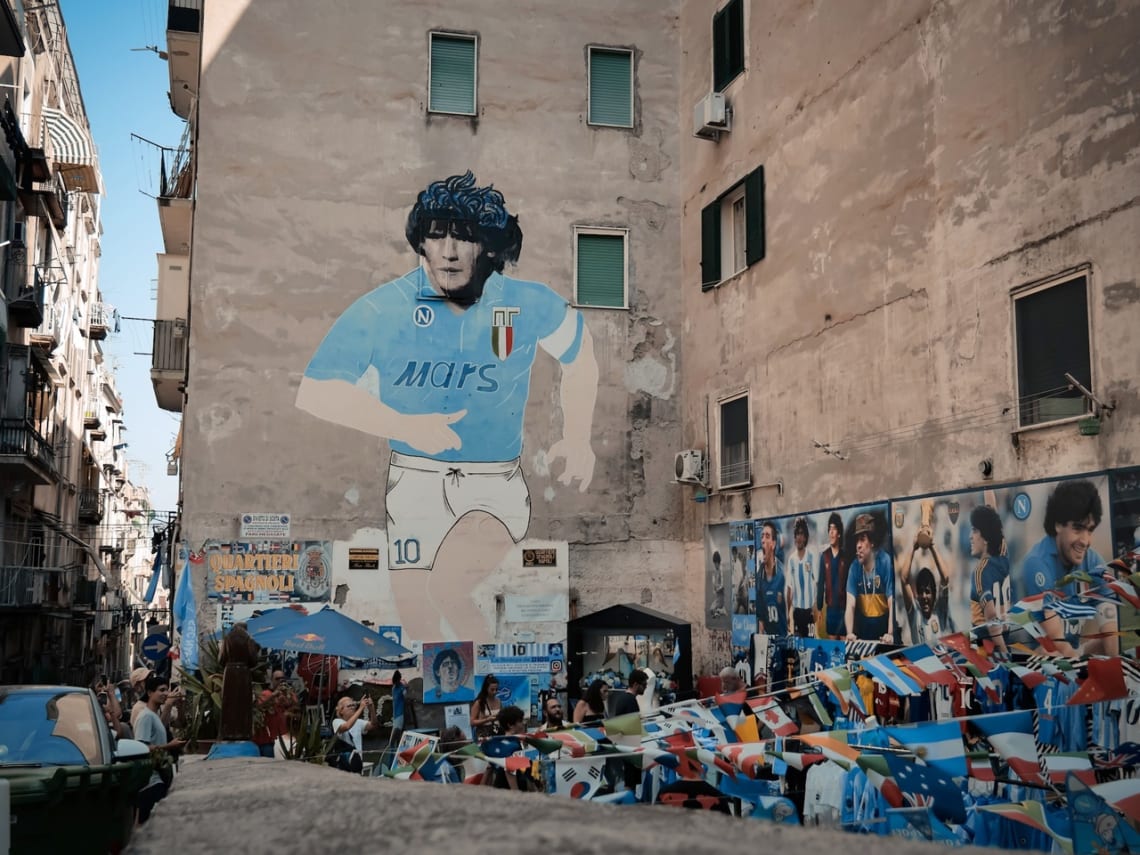 Mural de Maradona con fotos y banderas en Quartiere Spagnoli