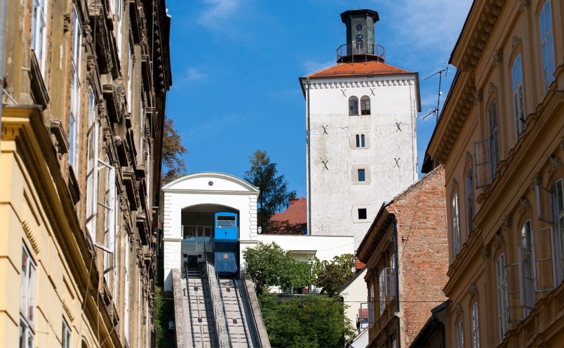 Funicular bajando desde la estación al lado de Torre Lotrščak