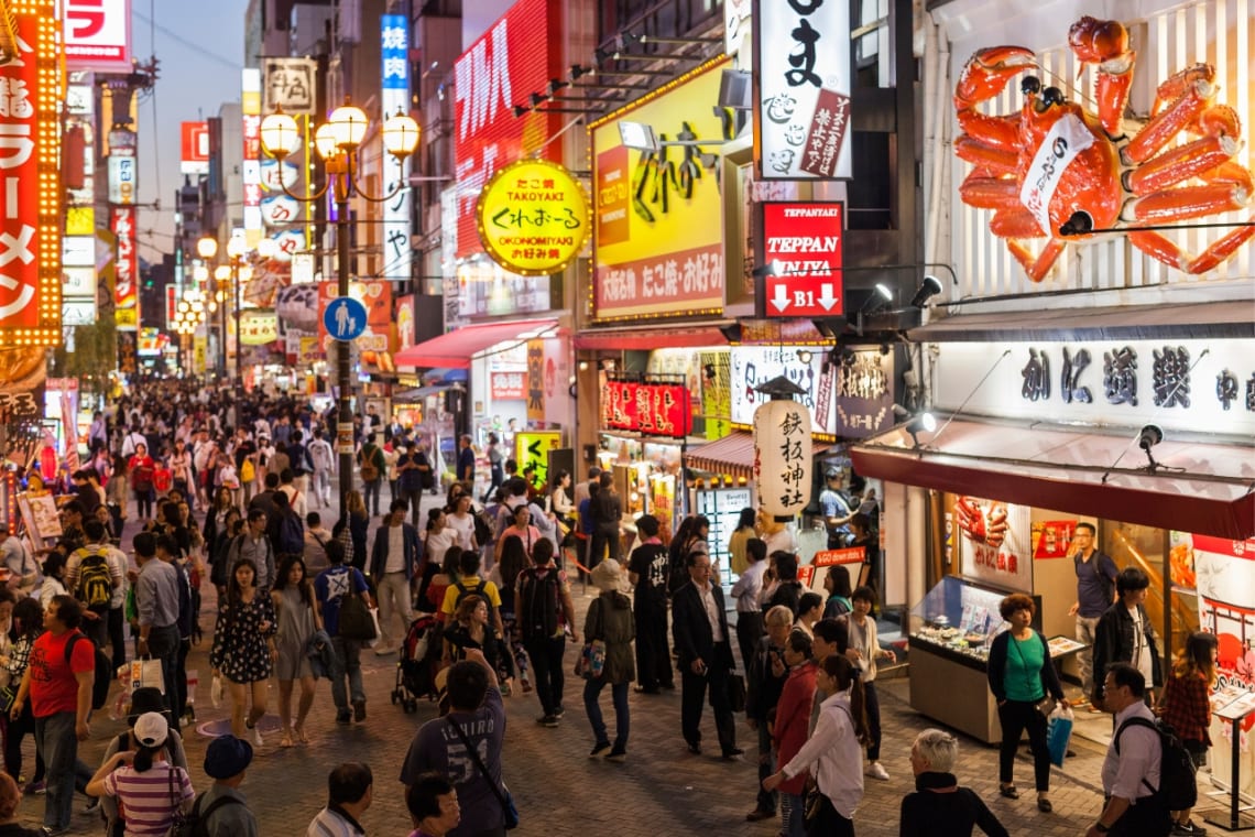 Calle peatonal de Osaka muy concurrida