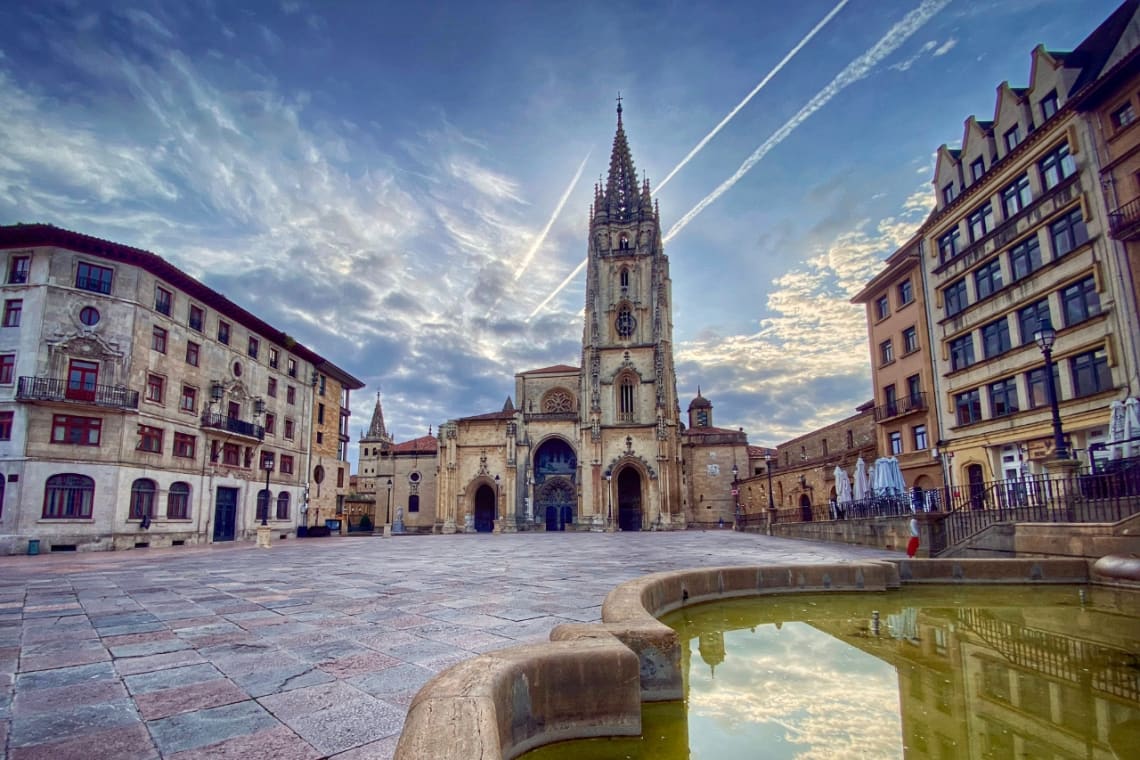 Que ver en Asturias: plaza central de Oviedo con catedral