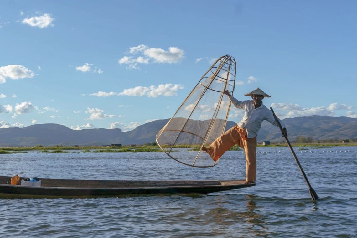 Viajar a Myanmar, un país recién abierto al turismo - pescadores birmanos -Worldpackers
