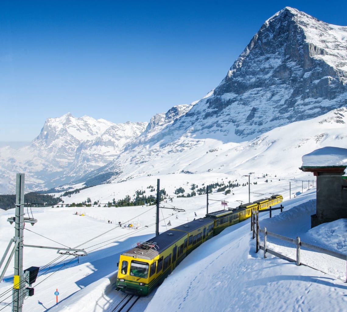 tren a Jungfraujoch recorriendo terreno cubierto de nieve