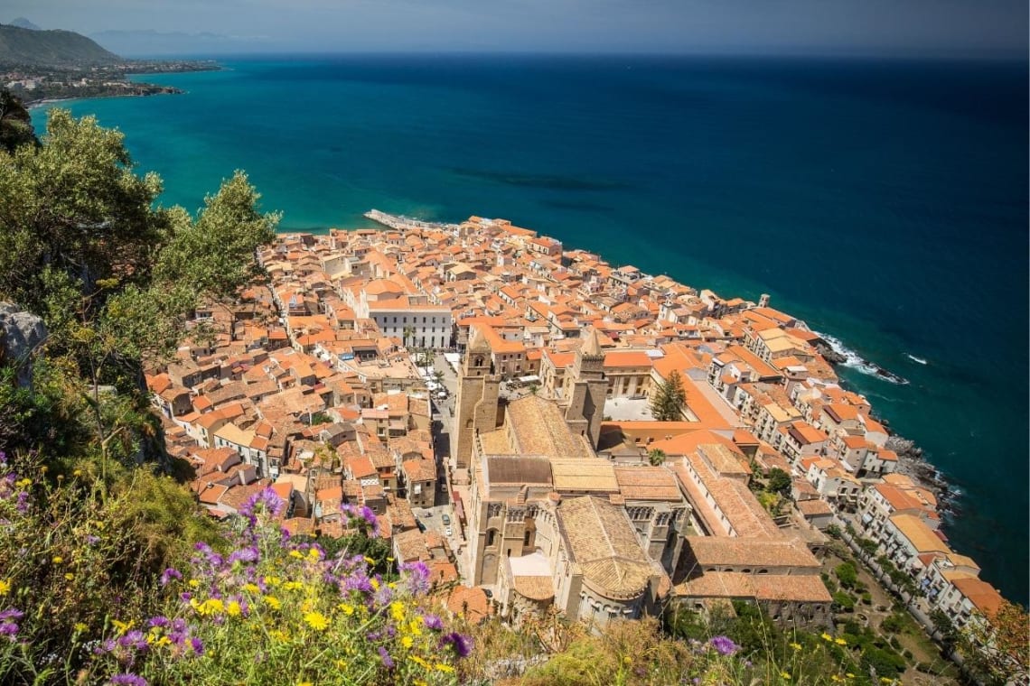 Casas con techos de teja vistas desde lo alto en Cefalú