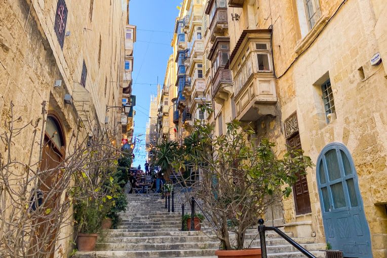Escalinata entre antiguos edificios en La Valeta, Malta