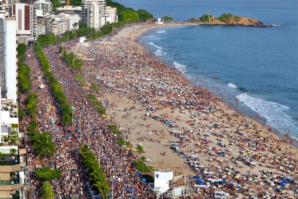 Playa de Río de Janeiro llena de gente por "bloco da rua"