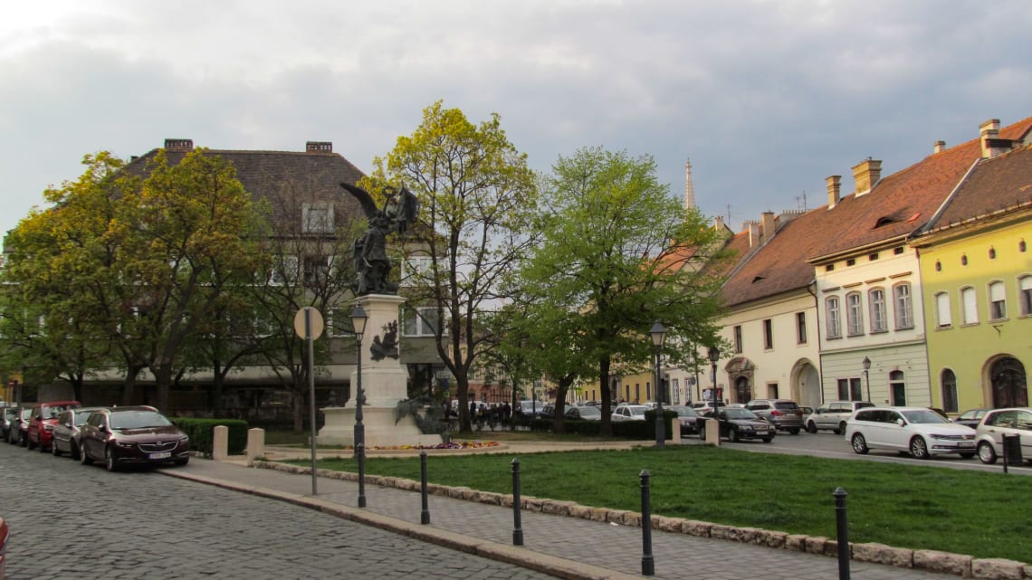 16 lugares maravillosos que no te puedes perder en Budapest - Worldpackers - calles de budapest 
