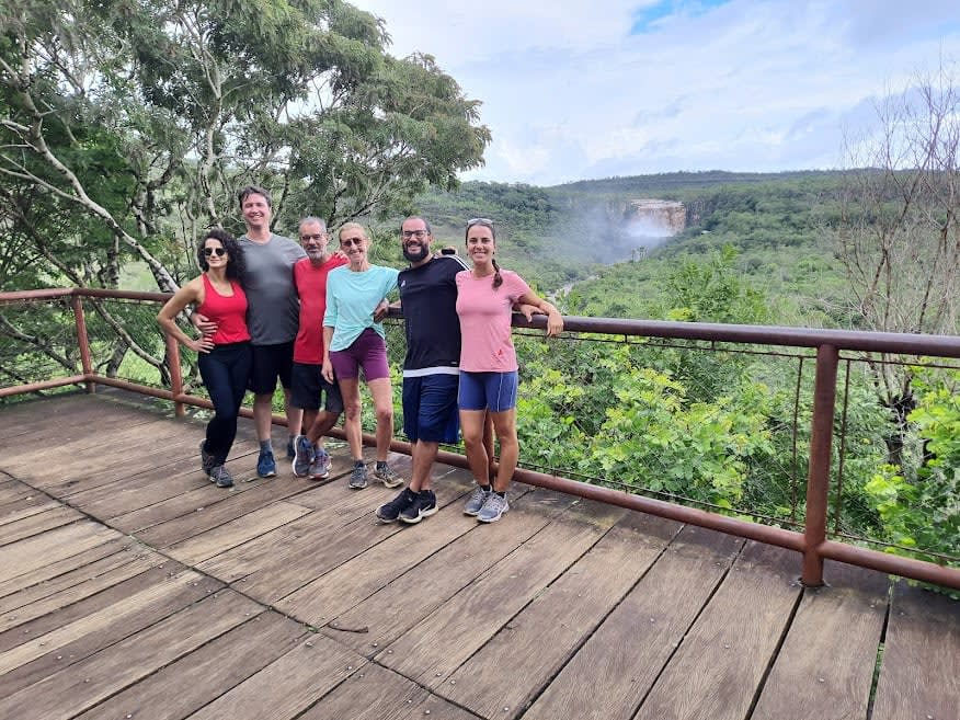 Família de peregrinos posa em frente a um mirante no caminho de Cora Coralina