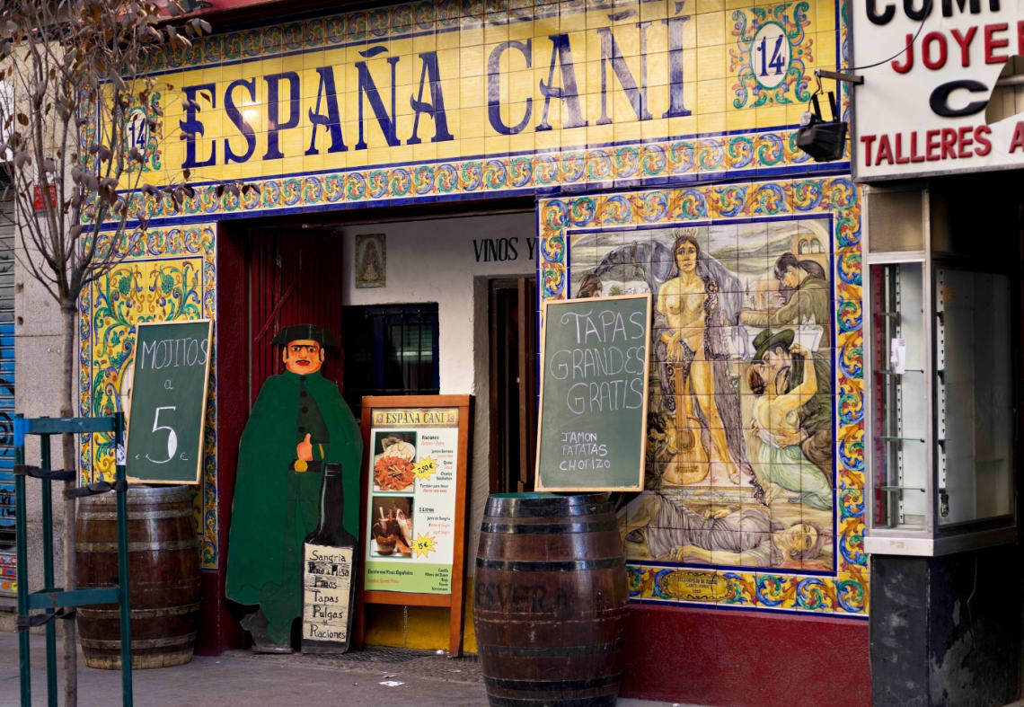 Entrada de bar tradicional español con diseños hechos con azulejos