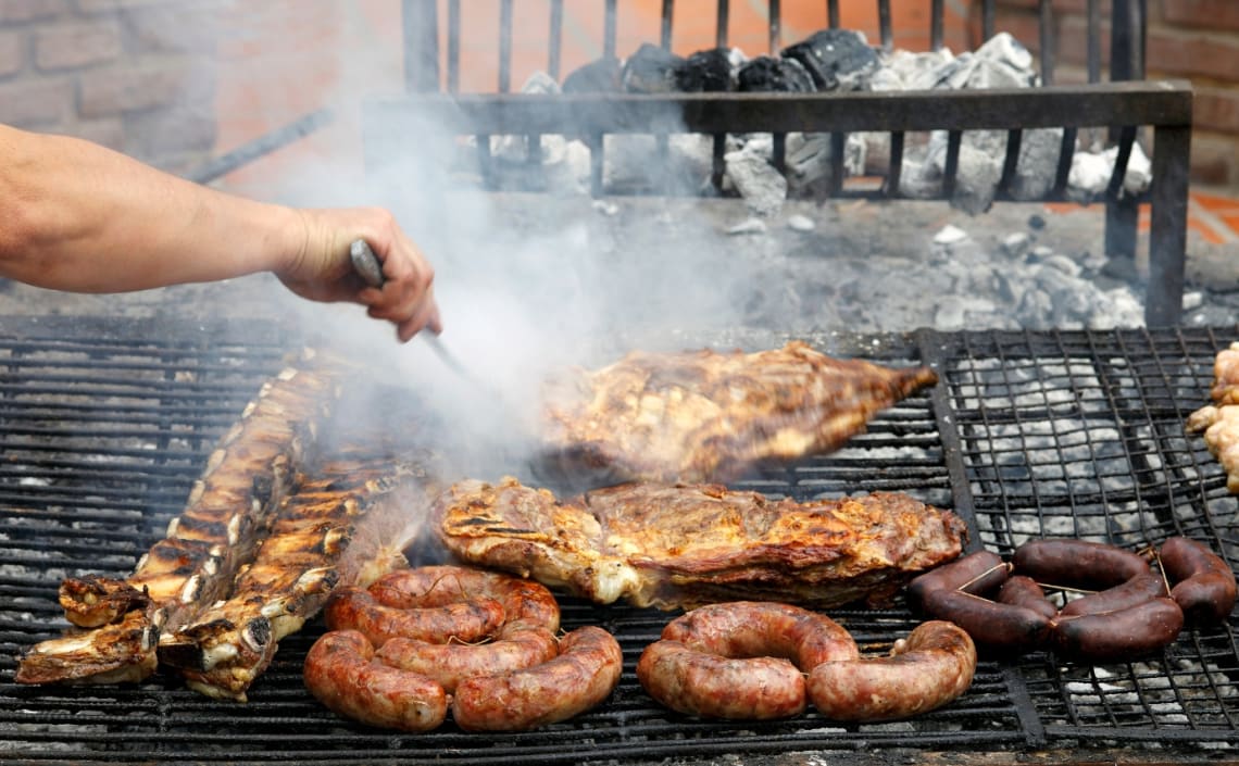 Parrilla con carne, chorizo y morcilla. El asado es una de las comidas de Argentina típicas