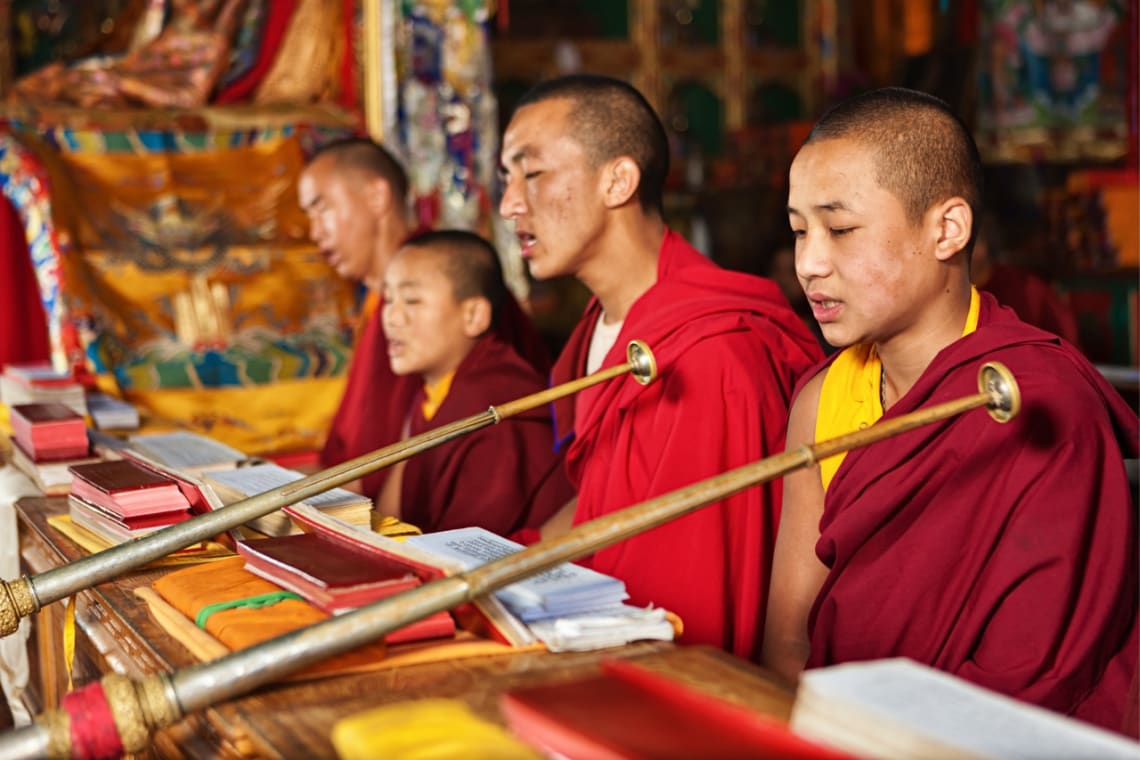 Monjes budistas recitando mantras en Dharamsala, uno de los mejores destinos para el turismo cultural