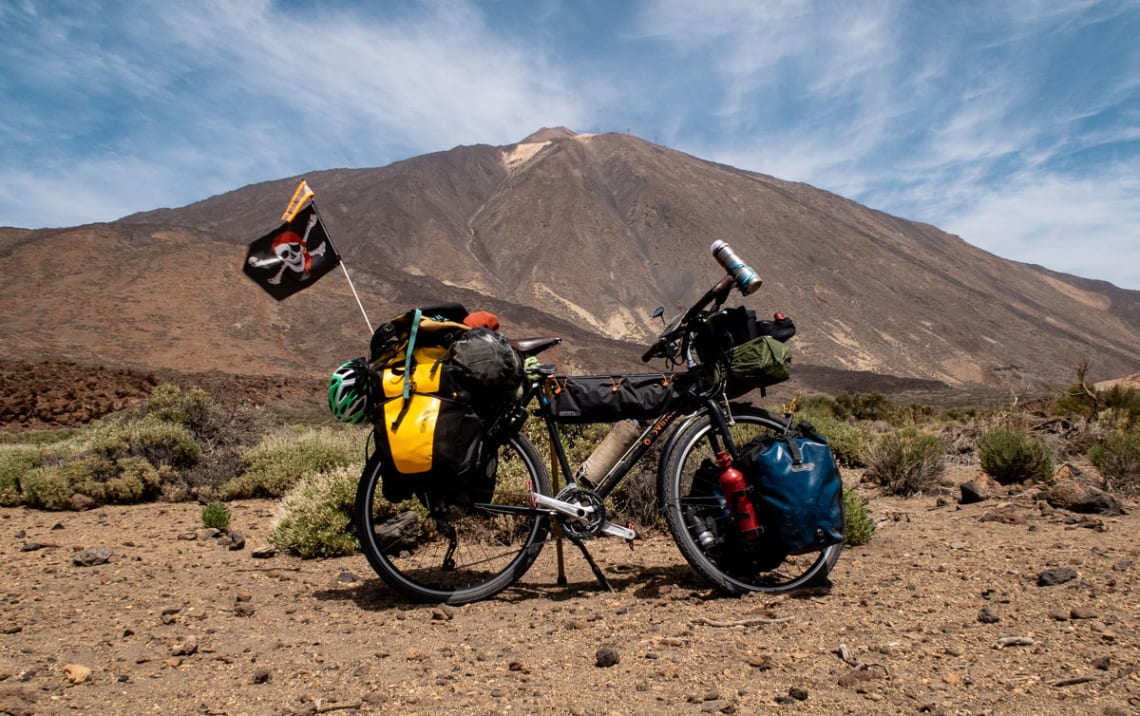 Mi bicicleta frente a un volcán