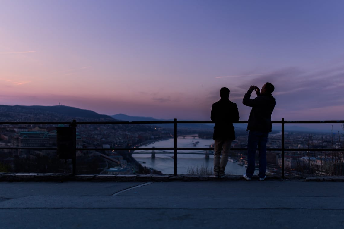 dois amigos vendo a paisagem de um mirante