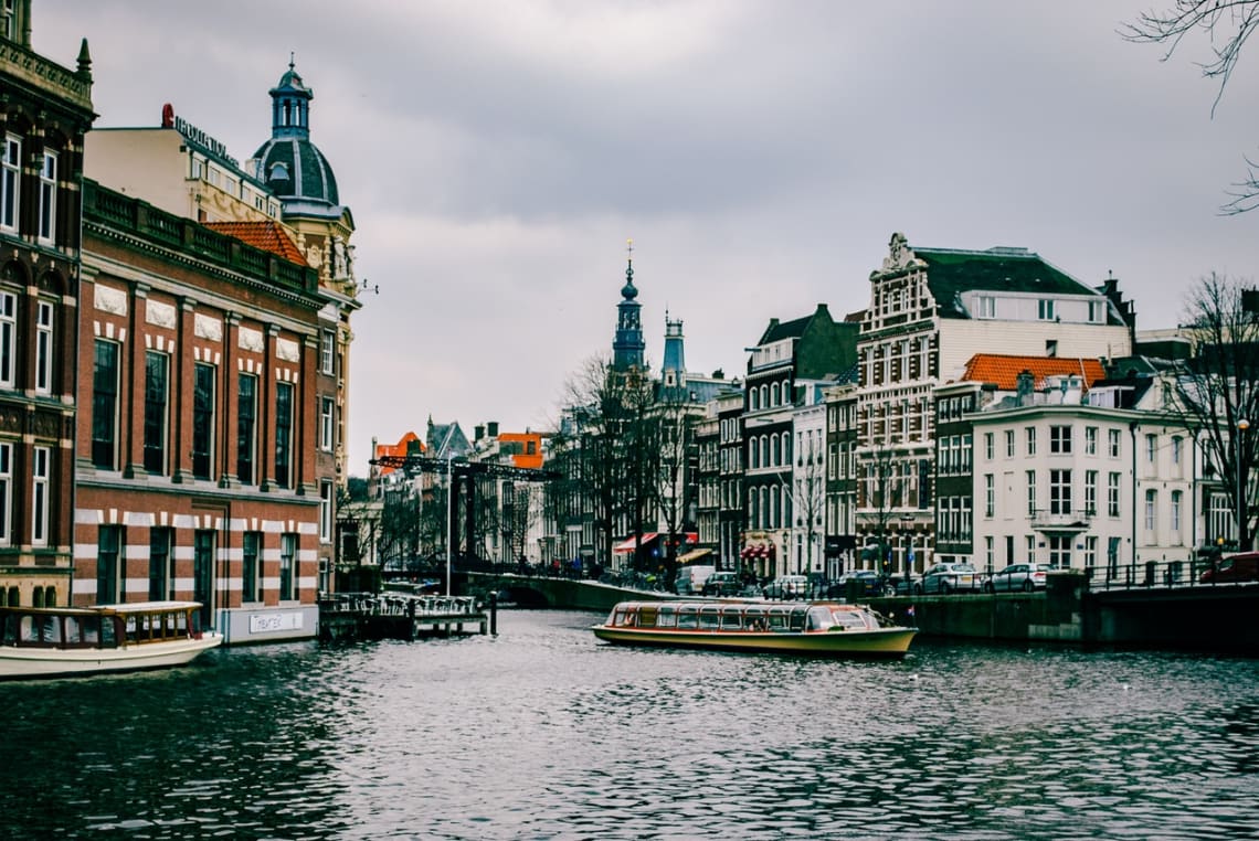 Amsterdã é uma cidade muito charmosa e muitos viajantes amam 