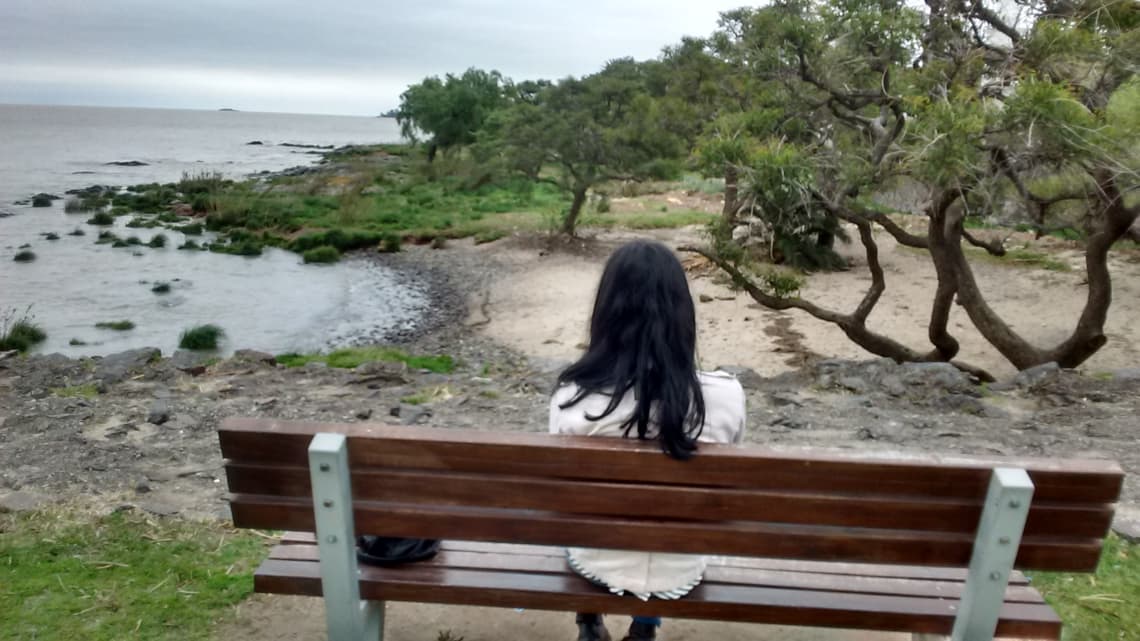 mujer-viajando-sola-por-las-playas-de-uruguay