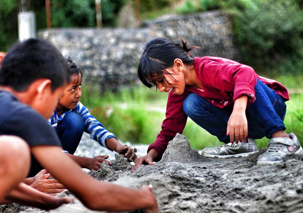 criancas plantando em jardim em ong no nepal