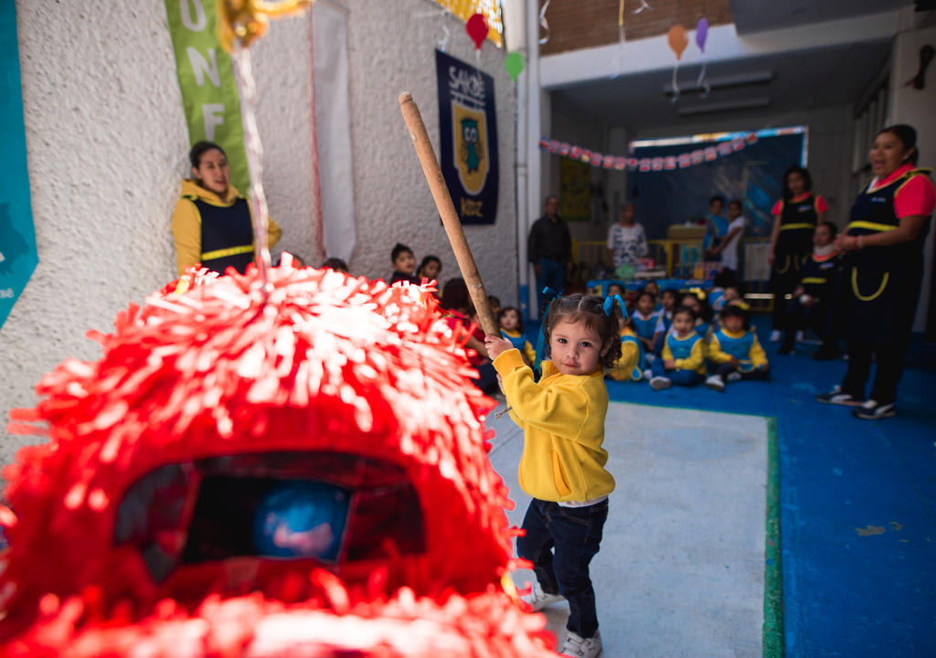 Escolas costumam aceitar voluntários para colocar alunos com culturas diferentes 