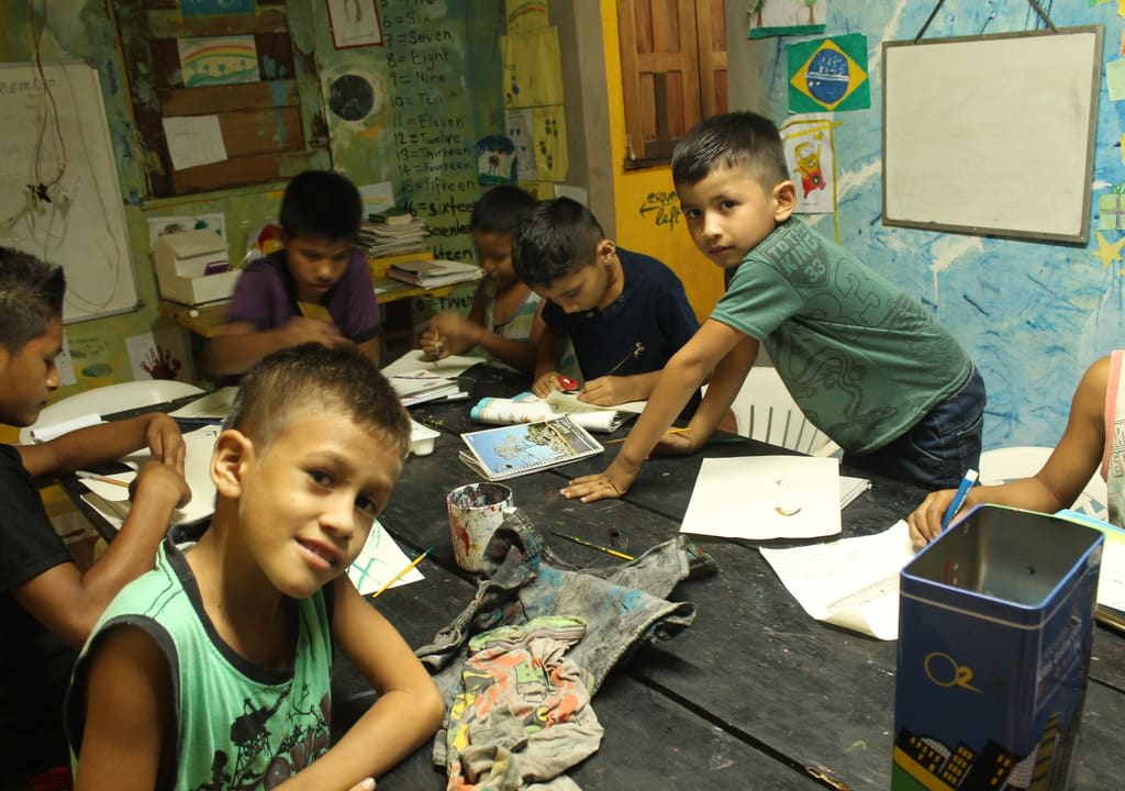 alunos brincam em sala de aula de projeto social no Amazonas