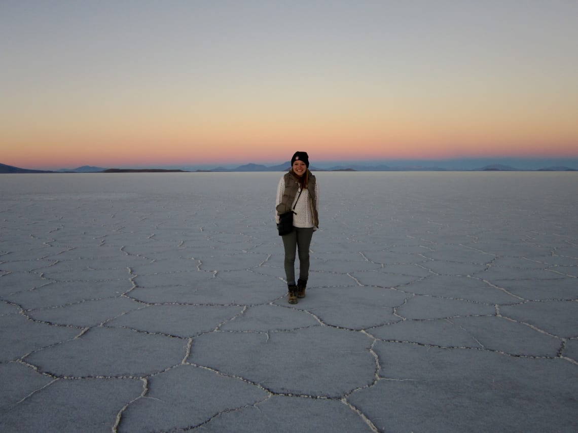 Qué es y cómo funciona un intercambio de trabajo: la guía completa - Worldpackers - mujer en salar de uyuni  