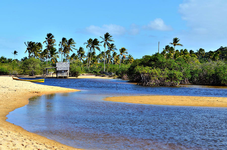 Praia de Porto Seguro é ótima para tomar banho de mar e praticar esportes