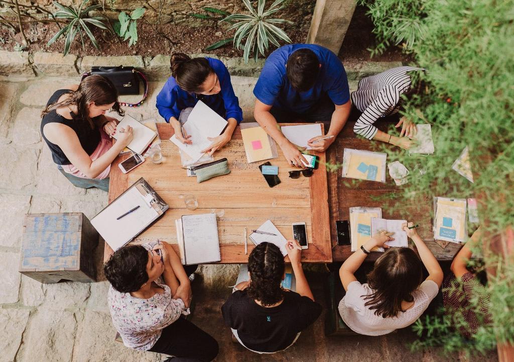 mochileiros reunidos em volta de mesa no espaço compartilhado do hostel solar do cosme