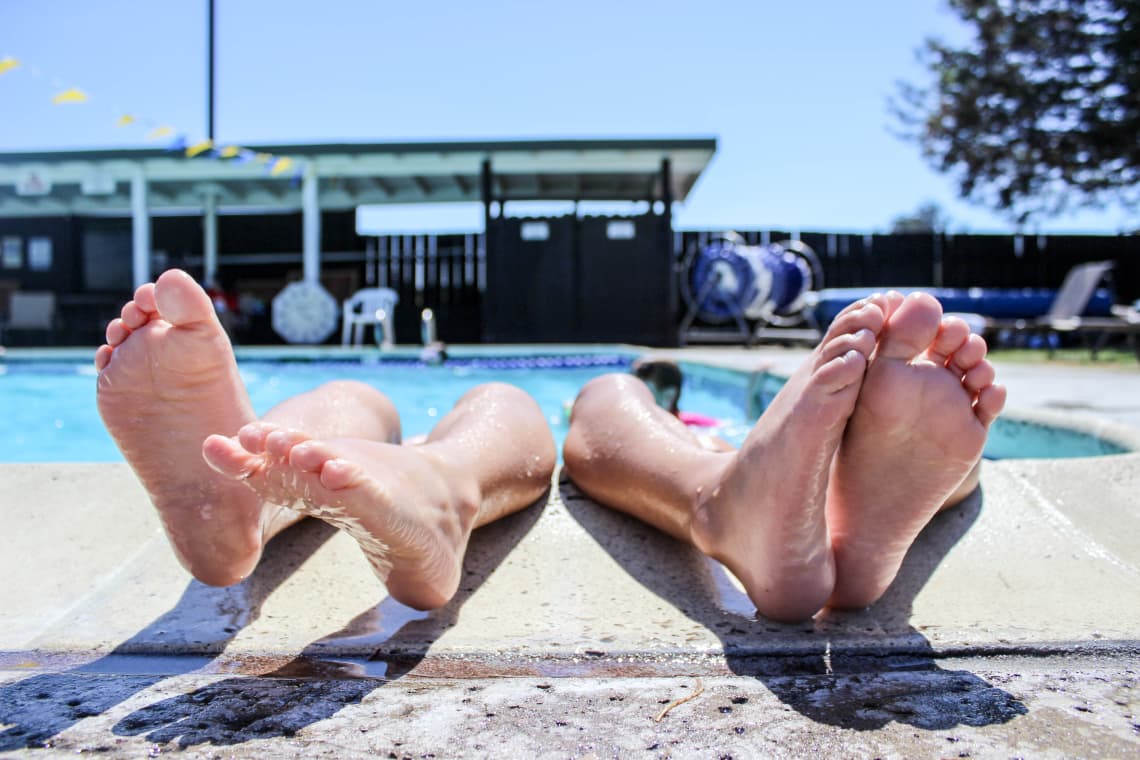 Descubre cómo viajar sin pagar alojamiento - Worldpackers - viajeros en la piscina de un hostal